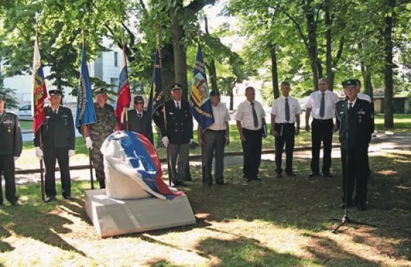 Ob  odkritju prestavljenega spomenika v spomin  na boje na Fernetičih leta 1991, so se   včeraj v  Sežani v parku pri palači sodišča zbrali številni veterani 