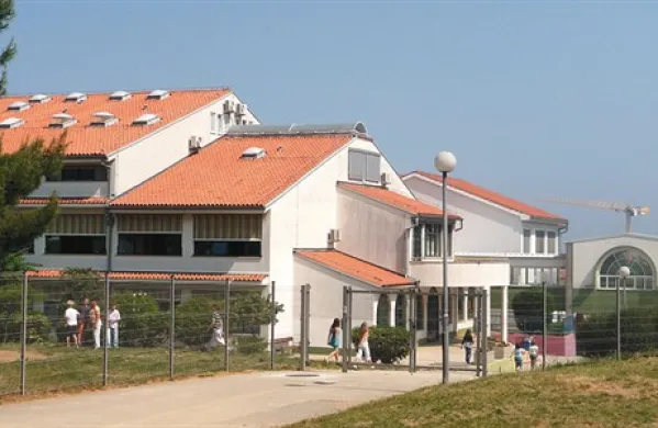 Od 387 učencev OŠ Livade jih ima  13   odločbe   za usmerjanje otrok s posebnimi potrebami, 50 jih  potrebuje dodatne oblike dela in pomoči znotraj šole, 20  bi prav prišla  celostna psihoterapevtska obravnava 