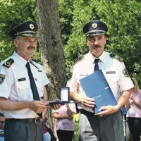 Direktorju koprske policijske uprave Danimirju Rebcu (desno) je priznanje in zlati ščit izročil namestnik generalnega direktorja policije Karol Turk