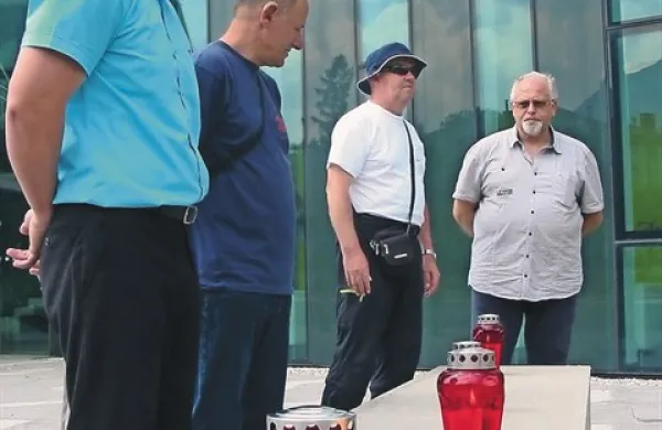 Sindikalisti in nekdanji zaposleni so pred novo upravno stavbo Primorja včeraj prižgali sveče “v spomin in opomin”. Nekdanji sindikalist Peter Praček je ob tem dejal, da bi morali nekdanji zaposleni v Primorju več narediti za svoje pravice in vse pozval