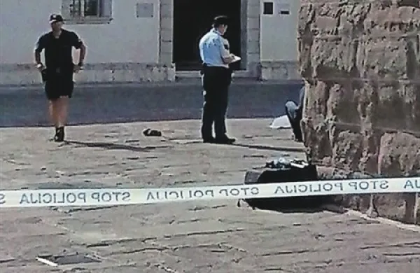  Mirno sobotno popoldne v koprskem mestnem jedru je okoli 17. ure pretrgal tragičen dogodek