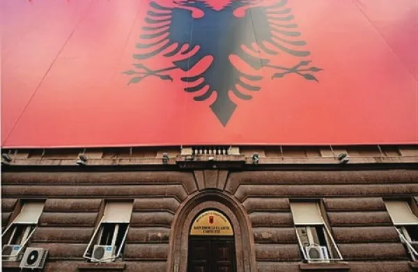 Albanske parlamentarne volitve, ki so se začele ob 7. uri, je že pretresel prvi incident