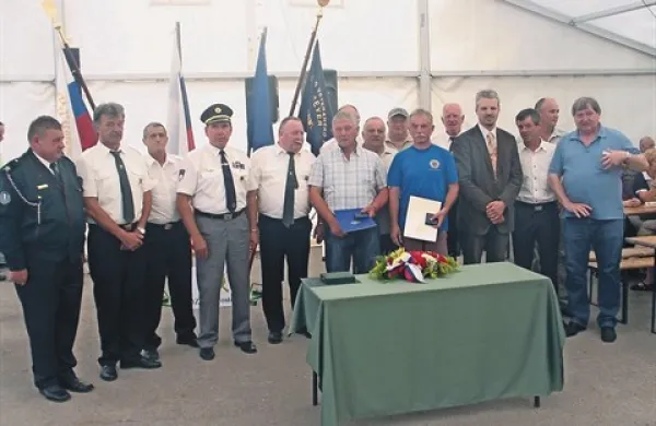 Nagrajenci obeh veteranskih organizacij in gostje na srečanju na Mašunu
