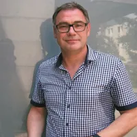 Umetniški vodja srečanja saksofonistov Matjaž Drevenšek je redni profesor za saksofon na Akademiji za glasbo v Ljubljani, solist in komorni glasbenik. 