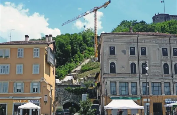  Na koncu naj bi vzpenjala do gradu vodila še skozi predor