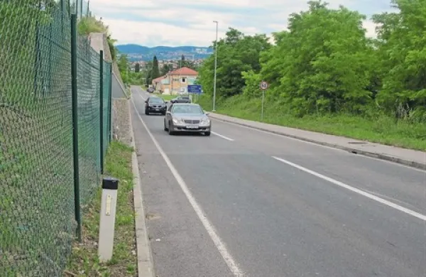 Na tej cesti, ki vodi od Škofij in Elerjev  do OMV-jeve črpalke in Kompasovih objektov (v ozadju), bi Dars uvedel enosmerno vožno proti Italiji
