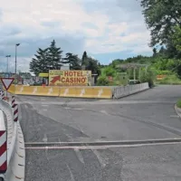 Dars bi težave Škofjotov rešil tako, da bi voznikom iz Italije onemogočil uporabo stranske ceste (desno), ki vodi od Kompas Shopa mimo bencinskega servisa do nadvoza za Škofije