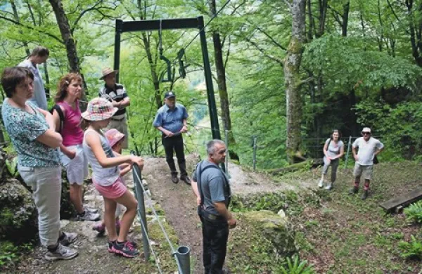 Peter Černilogar (v ospredju) je med drugim poskrbel, da obnovljena tovorna žičnica čaka na nadaljevanje raziskav Divjih bab