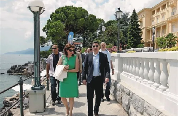 Alenka Bratušek in gostitelj Zoran Milanović  sta si privoščila tudi poletni sprehod ob morju