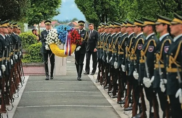 Pahor položil venec k pomniku padlim v vojni za Slovenijo