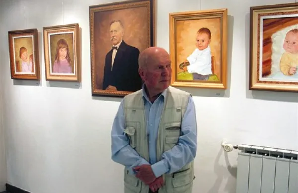 Slikar Danilo Gašperšič pred portreti svoji sorodnikov