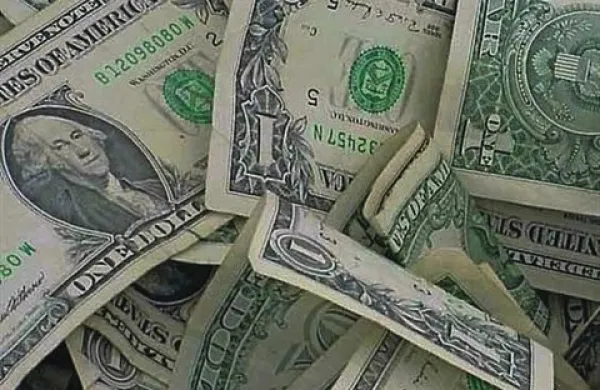 Z letala družbe Swiss Air na letališču JFK v New Yorku je nekdo ukradel 1,2 milijona dolarjev, ki so bili namenjeni v trezor ameriške centralne banke Federal Reserve (Fed) na Manhattnu