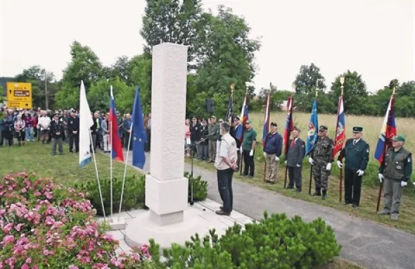 Slavnostni govornik Danijel Božič je spomnil, da se je vojna za Slovenijo začela v Divači ter da nam danes kradejo državo