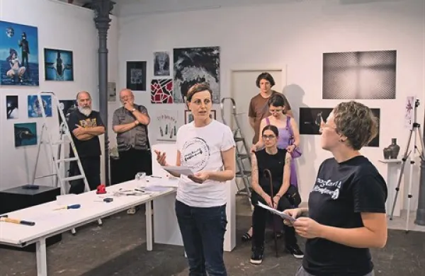 Galerija Tir je odprla vrata vsem ustvarjalcem. Mojca Valič je tretja z leve, Katarina Brešan pa prva z desne.