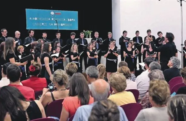 Akademski pevski zbor Univerze na Primorskem pod vodstvom Ambroža Čopija na 9. letnem koncertu na Škofijah 