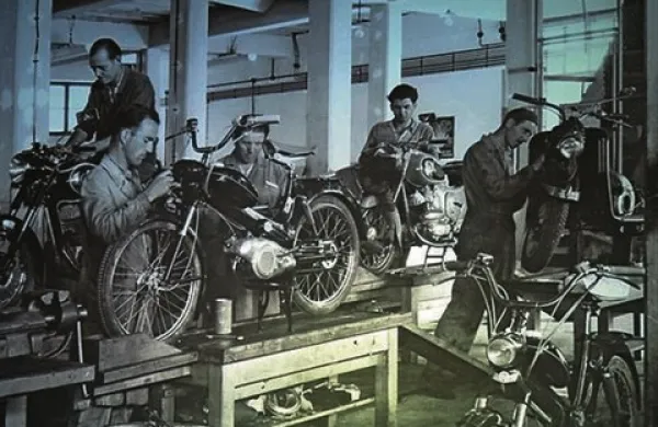 V okviru prizadevanj za ohranjanje tehnične in kulturne dediščine proizvajalca motociklov Tomos bodo danes ob 17. uri v Izoli predstavili knjigo Janeza Petra Groma z naslovom Skozi zgodovino z 204 km/h