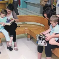 Čas, ki ga morajo prebiti v bolnišnici, si bodo otroci lahko vsaj nekoliko krajšali s knjigami
