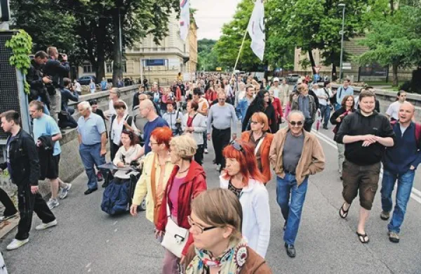 Shod za ohranitev javnega zdravstva se je začel na Kongresnem trgu, od koder so se protestniki odpravili na pohod, med drugim mimo ministrstev za zdravje in finance, svoje zahteve pa so nato izražali pred parlamentom