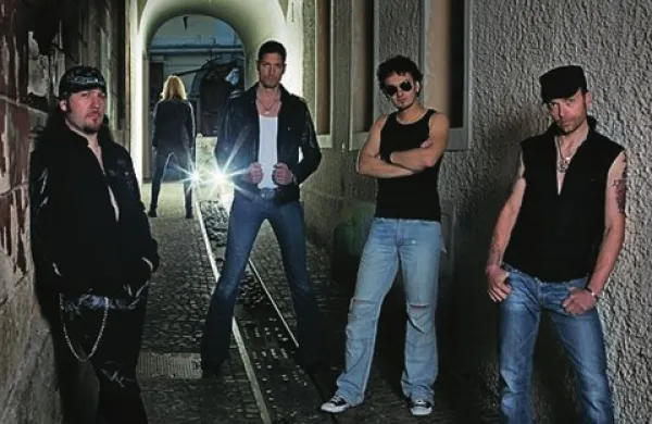 Hard rock ima v Sloveniji sinonim v skupini San Di Ego, ki  jo sestavljajo prekaljeni slovenski glasbeniki
