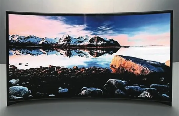Samsungov prvi televizor z upogljivim zaslonom je trenutno na voljo samo v Južni Koreji, na mednarodnih trgih pa se bo pojavil postopoma