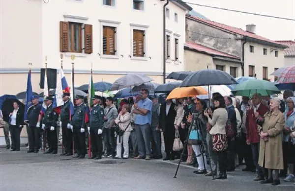 Slovesnost v Vrhpolju je nekoliko zmotil dež. S svojo prisotnostjo pa sta jo počastila Janez Janša in Igor Bavčar. 