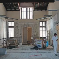 Velika dvorana, ki kraljuje v zgornji etaži, je nekoč služila za uprizarjanje gledaliških iger in menda celo dvobojev v sabljanju
