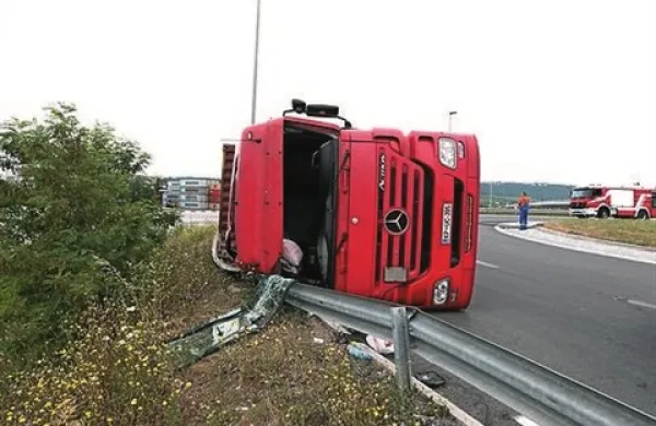 Tovornjak se je prevrnil