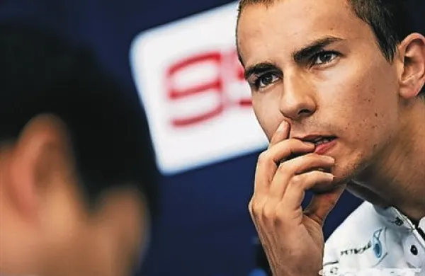 Španski motociklistični dirkač Jorge Lorenzo je po nesrečnem padcu na drugem prostem treningu pred sobotno dirko svetovnega prvenstva v Assnu uspešno prestal operacijo leve ključnice