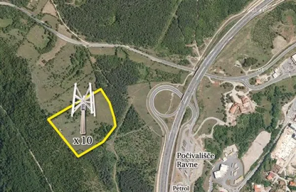 Deset manjših  vetrnic (na fotografiji), kasneje pa v bližini še ena velika turbina, bi stalo v trikotniku med avtocesto Kozina-Koper in cesto za Krvavi potok