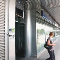 Davčni urad Koper, ki bi se moral   preseliti v poslovno-bazenski kompleks na Bonifiki, do nadaljnjega ostaja v Barki, kjer pa ga mnogi Izolani in Pirančani spregledajo