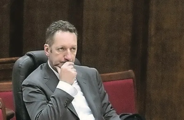 Na koprskem okrožnem sodišču naj bi se v torek nadaljevalo sojenje zaradi zlorabe uradnega položaja, ki naj bi ga koprski župan Boris Popovič zagrešil pred desetimi leti pri izbiri organizatorja Rumene noči. Za ta dan je vsaj sodišče razpisalo glavno
