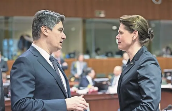 Alenka Bratušek je včeraj v Bruslju kolega Zorana Milanovića pozdravila kot voditelja 28. članice evropske družine 
