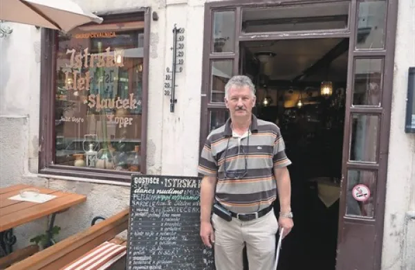 Vojko Valič, gostilničar: “Višji DDV dolgoročno državi ne bo prinesel več denarja od davkov.  Zaradi  manjše kupne moči bodo ljudje redkeje zavili v restavracije in gostilne, mi, gostilničarji, bomo imeli manj prometa, s tem pa bo tudi država dobila
