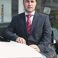 Matjaž Avsec, Trgo ABC: “Kljub bližajočemu se višjemu DDV se prodaja avtomobilov v zadnjem obdobju ni pretirano povečala. Razlika v ceni   je namreč premajhna, da bi vplivala na odločitev o nakupu; clio, denimo, stane približno 12.000 evrov, dvoodstotni