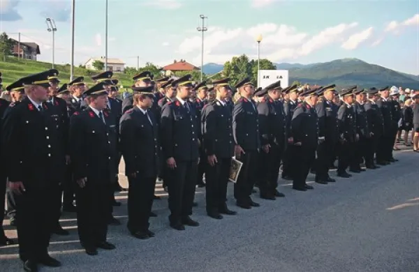 Člani Prostovoljnega gasilskega društva Pivka na slavju ob 120. obletnici delovanja