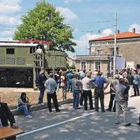 Svečanost pred železniško postajo je pritegnila veliko ljudi  