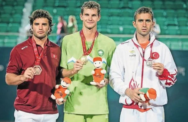 Blaž Rola (v sredini)  prihaja v Portorož z zlatim odličjem s sredozemskih iger 