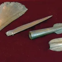 Prazgodovinsko bronasto orožje, ki naj bi izviralo iz Pirana, Arheološki muzej Istre, Pulj