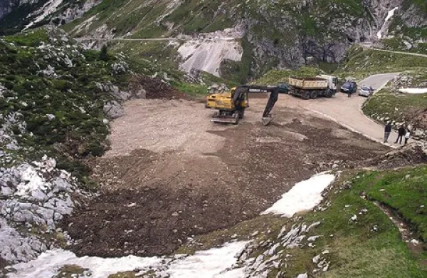 Na devetem kilometru mangrtske ceste  hitijo z urejanjem parkirišča za 150 avtomobilov, domačini pa opozarjajo na možnost velike gneče, saj so v poletnih konicah na gorski cesti našteli tudi po 500 vozil na dan 