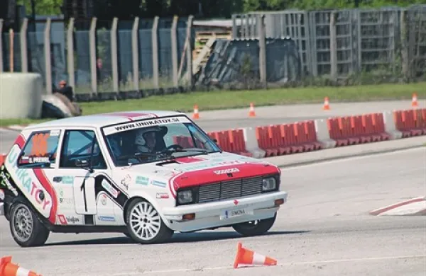 V pokalu yugo je moške prehitela Simona Premrl