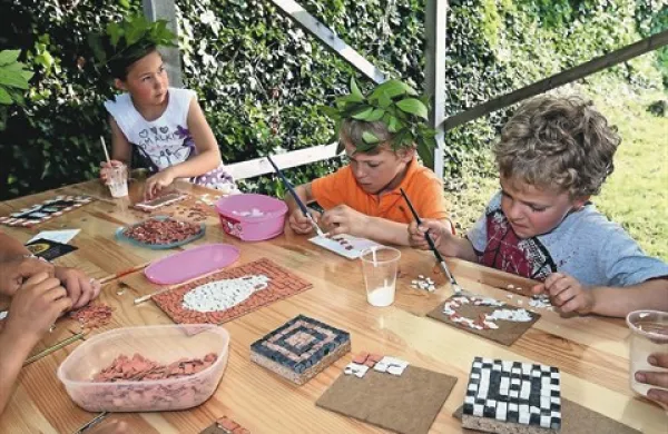 Ob poletni muzejski noči sredi junija, ko so spet odprli arheološki park, so pripravili tudi otroške delavnice izdelovanja mozaikov 