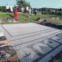 V arheološkem parku v Simonovem zalivu si je mogoče ogledati temelje obmorske vile in rekonstruiran mozaik 
