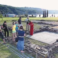 Obiskovalce v parku vsak popoldan sprejmejo študenti in strokovnjaki, ki nudijo brezplačno vodenje