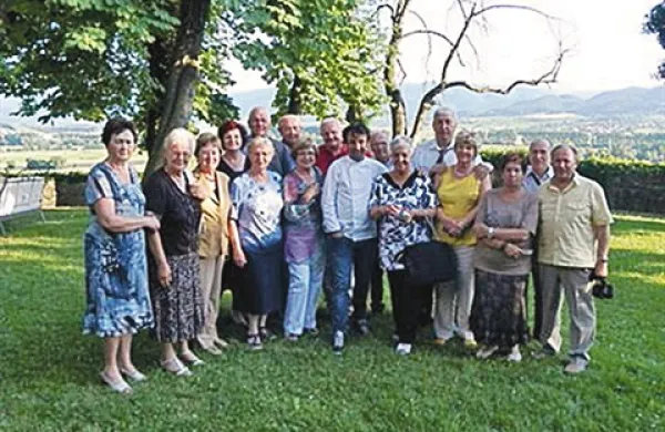 Prvi maturanti Srednje ekonomske šole Koper so letošnje tradicionalno srečanje pripravili v Pri Lojzetu na Zemonu