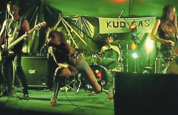 Na travniku ob vasi so divje zveri in čričke strašili  istrski folk metalci Vinotoch, ankaranske  Svinjske tačke, novogoriški  Neverend, koprski HC metalci Human host body in švedski     Sköa knivar (na fotografiji) z energično   frontmanko