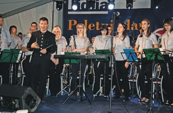 Godbeno društvo rudarjev je delček svojega koncertnega voščila sponzorki Hidrii tudi odpelo