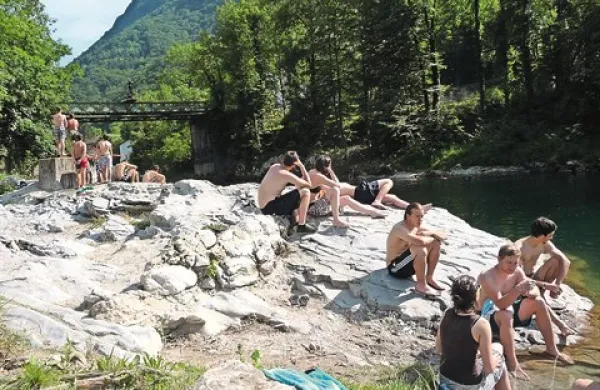 Kopališče na Slapu ob Idrijci je v sončnih dneh polno mladeži, zanj skrbijo prav mladi