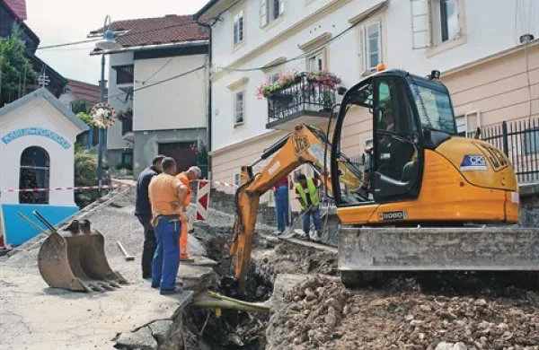 Riko in Koling, ki sta aprila podpisala pogodbo za izvedbo preko deset milijonov evrov vredne gradnje kanalizacije in centralne čistilne naprave v Idriji, sta v delo pritegnila vrsto drugih gradbincev po Sloveniji in prve mestne ulice so v teh dneh že