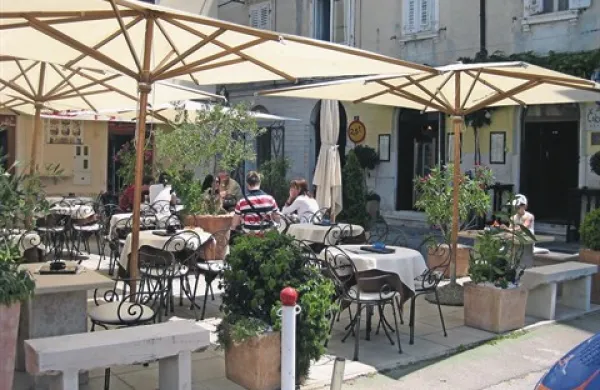  Na javni površini ima lokal Čakola 14 miz. Na odgovor, ali teraso lahko uporablja, pa čaka že osem mesecev. 