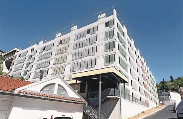 Parkiranje v garažni hiši Fornače v Piranu  je od ponedeljka dražje; ura parkiranja stane 1,7 evra, kar je 20 centov več kot doslej